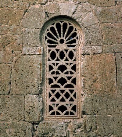 Ventana con tracería, de la Basílica de San Juan Bautista, construida en 661 de Visigothic